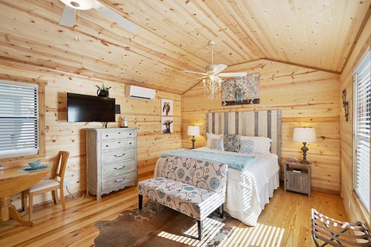 Charming Casita Right On Main St! Hotel Фредериксбург Екстериор снимка