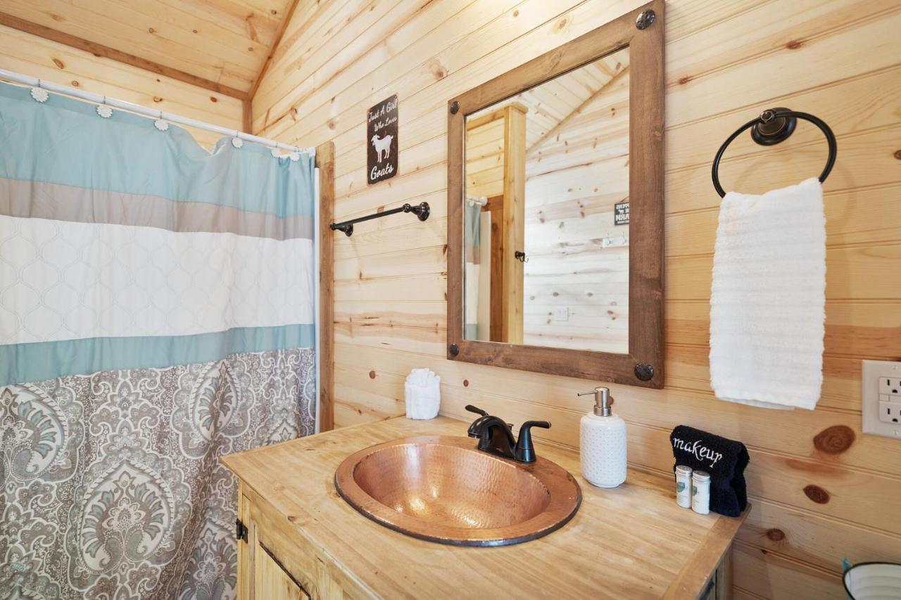 Charming Casita Right On Main St! Hotel Фредериксбург Екстериор снимка
