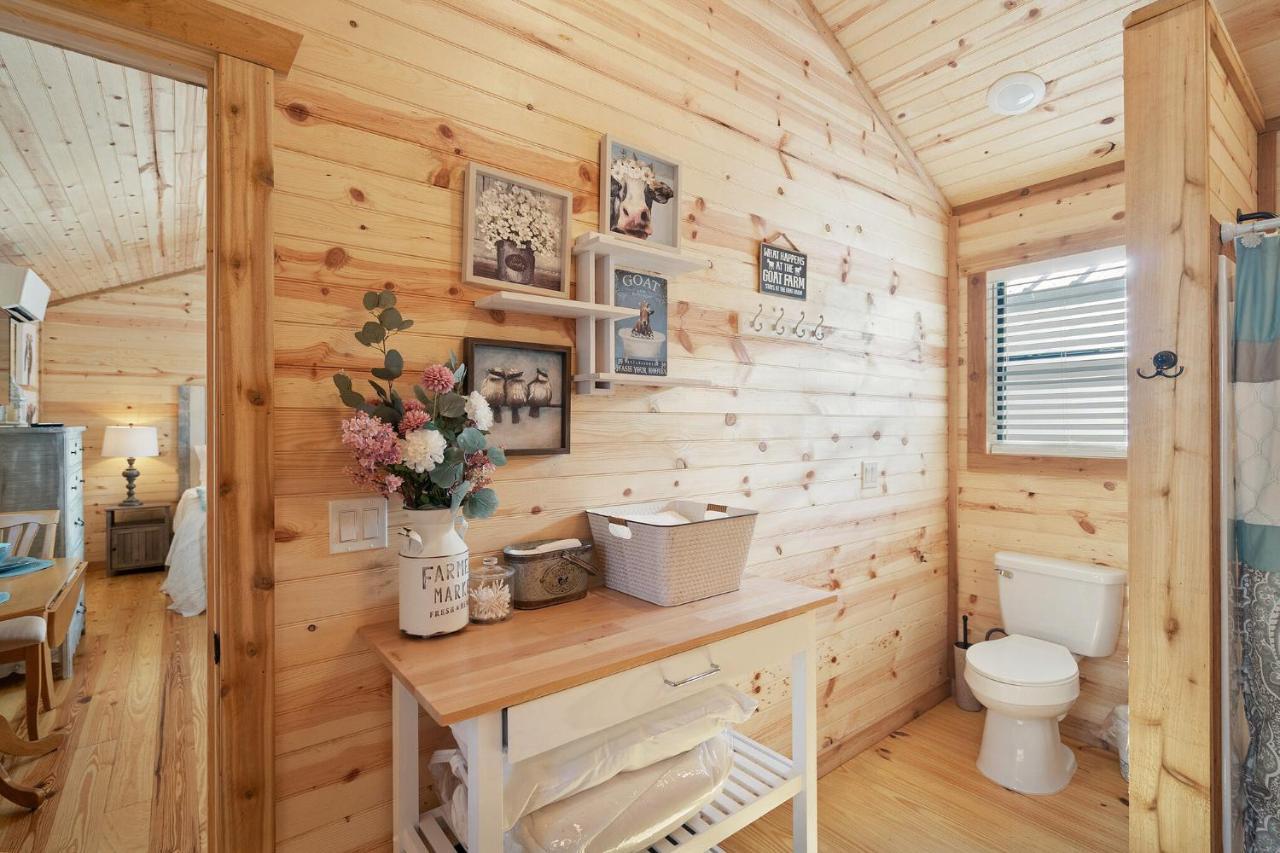 Charming Casita Right On Main St! Hotel Фредериксбург Екстериор снимка