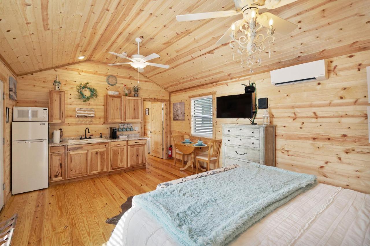Charming Casita Right On Main St! Hotel Фредериксбург Екстериор снимка