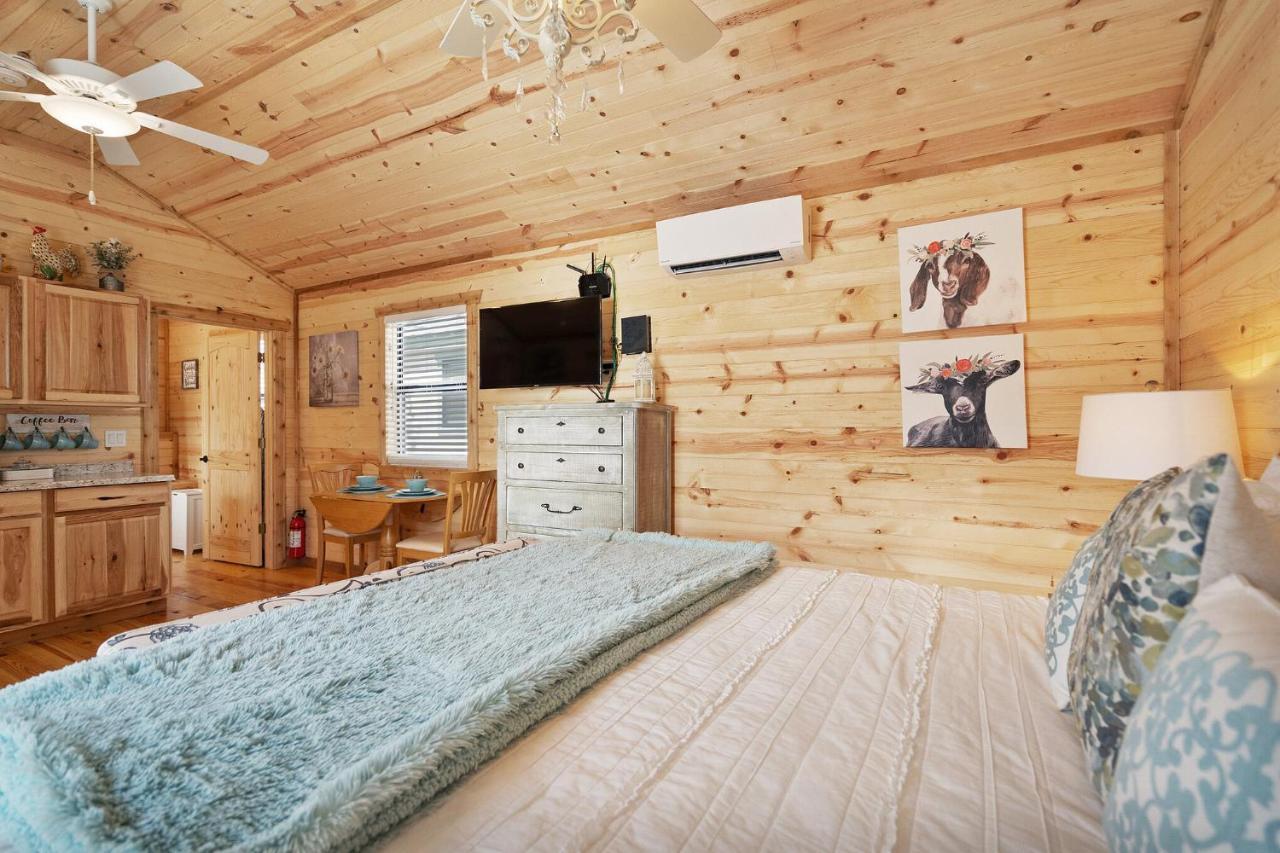 Charming Casita Right On Main St! Hotel Фредериксбург Екстериор снимка